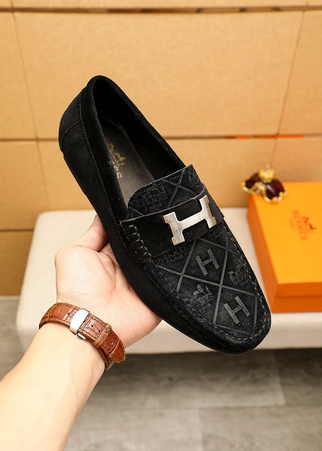 Men's shoes 💰380 💐 Product trademark: HERMES "Hermès" shoes. Regular size: 38-44 (45🉑️customized) Product materials: Selected imported first-layer frosted cowhide embossed upper + classic hardware buckle, imported pig leather lining. Strong three-dimensional visual effect, rubber outsole Color: 1⃣️color optional